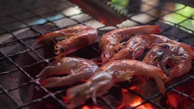 虾烧烤传统的炉子泰国海鲜菜单美味的味道泰国街食物菜单燃烧木炭热火焰下面热菜单好野餐时间